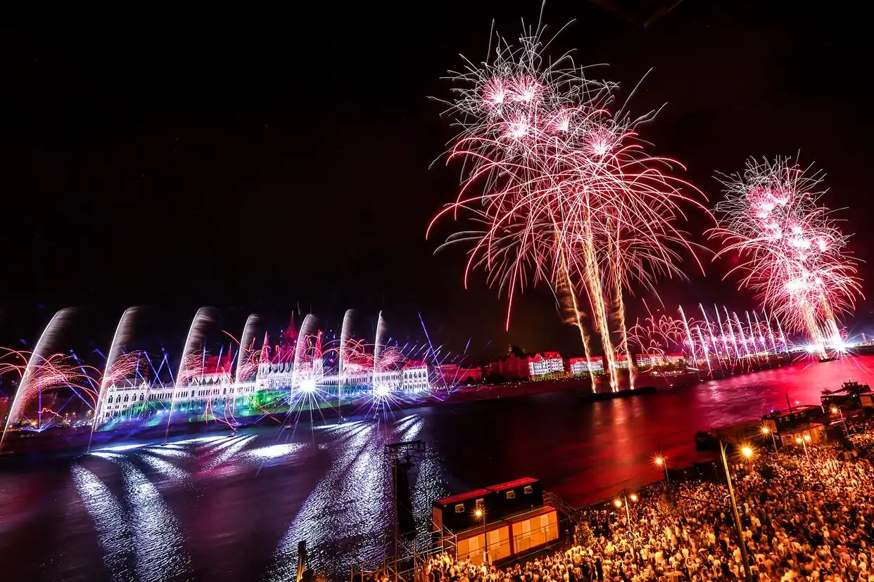Hungary Celebrates 1026th National Day with Drone-Fireworks Spectacular on the Danube